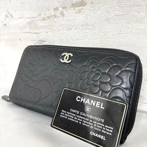 Portafoglio lungo Chanel motivo camelia in pelle nera con carta di autenticità - Foto 1 di 11
