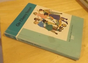 Ginn Basic Readers 100 Edition Vtg 1966 On Cherry Street Early Reader Textbook - Foto 1 di 8