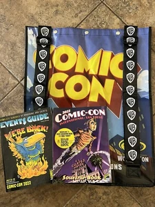 SDCC 2022 Swag Bag Backpack Exclusive WB/DC Jim Lee Artwork In Hand - Bild 1 von 2