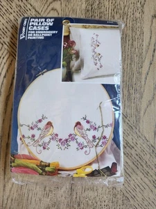 Nuevo Kit Bordado Vogart De Colección Dos Fundas de Almohada Pájaros Flores Punto de Cruz - Imagen 1 de 5