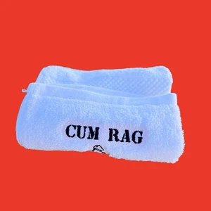 Toallita de algodón blanca inspirada en Tom of Finland arte masculino bordado hombre cum trapo - Imagen 1 de 5