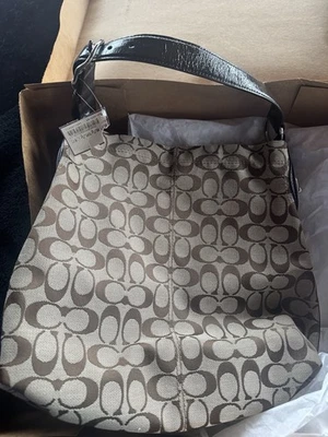 Auténtico bolso Coach nuevo con etiquetas. Tela marrón, logotipo de Coach, ribete de cuero Foto 1 de 4