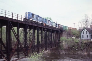 MS Orig Slide B&M Boston & Maine GP9 #1727+2 con treno - Woodsville NH 1981 - Foto 1 di 1