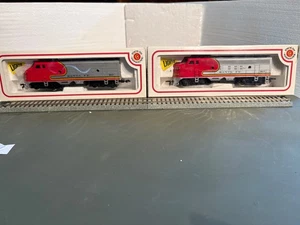 Lot of 2: HO Bachmann Santa Fe EMD F9 (25-724) - Picture 1 of 8