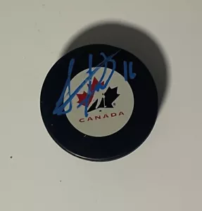 JONATHAN TOEWS SIGNED CHICAGO BLACKHAWKS HOCKEY PUCK - BECKETT BAS COA - Picture 1 of 2