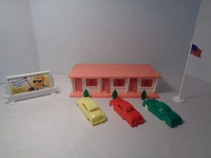PLASTICVILLE MOTEL VINTAGE, 3 AUTO, 3 ARBUSTI, 1 CARTELLONE PUBBLICITARIO E PENNONE! BELLO! - Foto 1 di 10