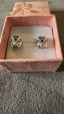 Pendientes perforados de oro blanco y espinela de 10 quilates de aproximadamente 2 gramos de peso total Foto 1 de 4