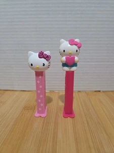 “HELLO KITTY” Set Of 2 PEZ Candy Dispenser Pink Stems - Foto 1 di 4