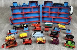THOMAS THE TRAIN - Trenes y vagones fundidos a presión con estuche de transporte 20 piezas más estuche - Imagen 1 de 9
