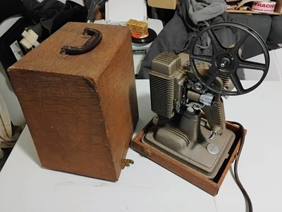 Винтажный кинопроектор Revere 85 8 мм с переменной скоростью с чехлом и катушкой протестирован  - Изображение 1 из 4