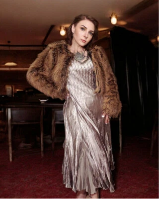 Vestido midi gris plateado Komarov con cuentas cuello en V sin mangas Charmeuse de gasa M Foto 1 de 4