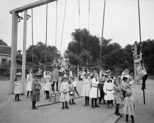 Schulkinder auf Spielplatzgeräten 1905 Vintage 8x10 Nachdruck des alten Fotos - Bild 1 von 1