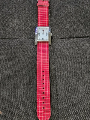 Reloj Tommy Hilfige Mujer, f90178. banda roja. esfera blanca Foto 1 de 3