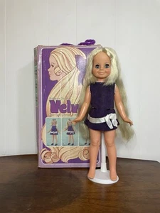 BAMBOLA VINTAGE IDEALE IN VELLUTO 1970 con scatola originale vestito viola - Foto 1 di 18