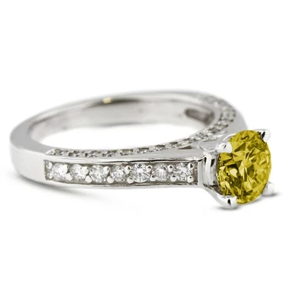 Anillo clásico de diamantes naturales redondos VS2 amarillo de 1,35 quilates con diamantes laterales de 18 k Foto 1 de 4