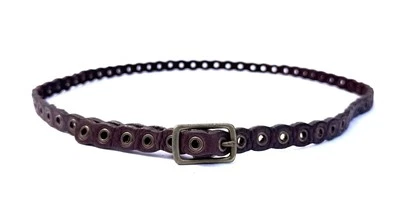 Cinto de couro marrom vintage fino recortado ilhós cravejados Joed Nyovee - Imagem 1 de 4