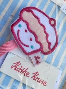 KÄTHE KRUSE CUP CAKE SCHNULLERKETTE CATENA PORTACIUCCIO KEYCHAIN FOR BABY M.I.B. - Foto 1 di 7