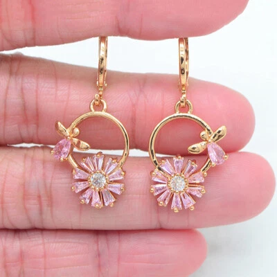 Pendientes colgantes con moño de flor de topacio místico rosa relleno de oro amarillo de 18 quilates para mujer Foto 1 de 4