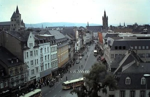 Original Dia, Blick auf Straßenszene mit Bussen / Autos / Architektur - Bild 1 von 1