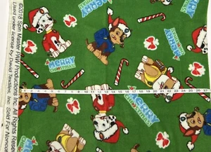 "Nueva tela polar 2018 - Patrulla canina de Navidad en verde - 58"" de ancho por 36"" de largo" - Imagen 1 de 2
