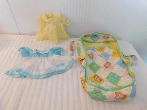 Cabbage Patch Kinder Vintage Konvolut 2 Kleider & 1 Puppentrage - Bild 1 von 4