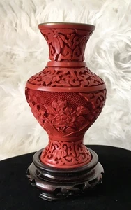 "Florero chino vintage de latón con interior azul de 4"" diseño floral soporte de madera" - Imagen 1 de 24