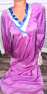 Camisón sedoso vintage años 70 nuevo con etiquetas Vanity Fair cuello en V ajustado lavanda PEQUEÑO - Imagen 1 de 5