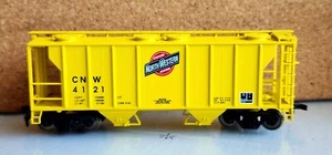 Chicago & Northwestern RR Yellow 2 Bay Covered Hopper Car 4121 Atlas HO Scale - Picture 1 of 6