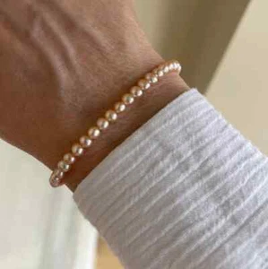 Pequeño y delicado brazalete de perlas de agua dulce AAA semi-redondo rosa melocotón - Imagen 1 de 8