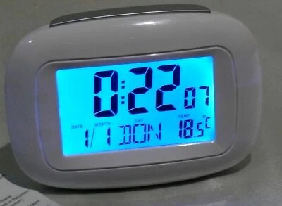 4-TV207 Digital Funkwecker Temperatur DCF Funkuhr Datum Wochentag LED Blau White - Bild 1 von 4