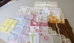 Konvolut 10 Vintage bestickte Damen Taschentücher, verschiedene Materialien, Designs, Farben - Bild 1 von 6