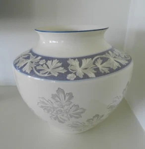 Gorgeous Wedgwood Interior Large Earthenware Blue Floral Vase- England - 1999 - Picture 1 of 5