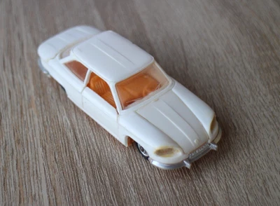 Panhard 24 BT Norev remake 1: 43 塑料 — 第 1/4 张图片