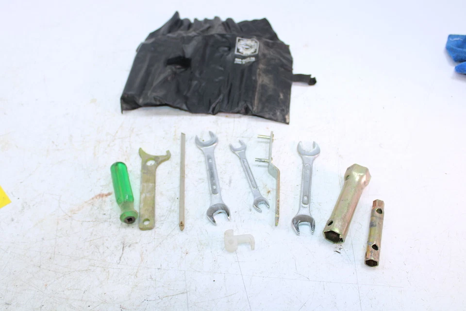 Ski-Doo Summit 1000 Highmark X SDI 2005 herramientas caja de herramientas juego de llaves 529035596 Foto 1 de 4