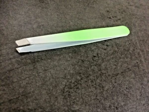 PINCE A EPILER EN METAL HYPOALLERGIE EMBOUT biseauté VERT FLUO - Imagen 1 de 1
