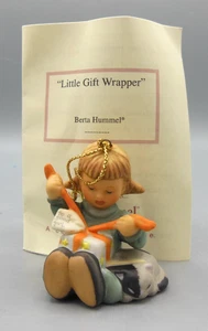 Studio Hummel - Goebel - "Pequeño envoltorio de regalo" pequeño adorno EJ - Imagen 1 de 5
