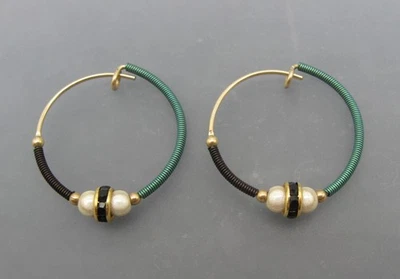 Pendientes perforados de aro Holly Yashi verde negro con cuentas de niobio tono dorado Foto 1 de 4