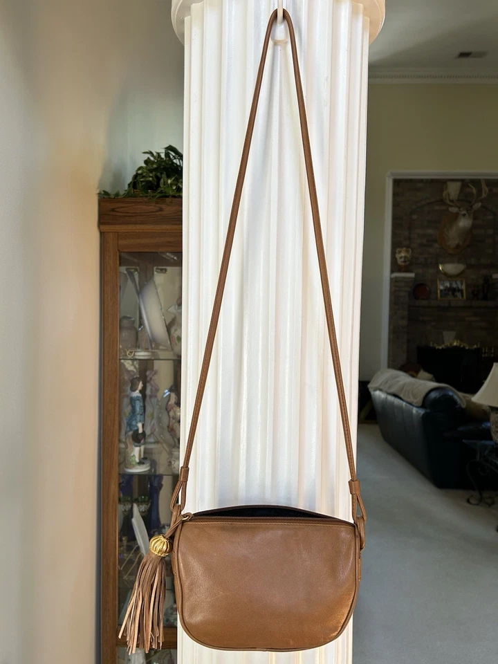 Bolso de Mano Pequeño Bandolera Albert Nipon Bronceado Cuero Borla Metal Dorado De Colección Foto 1 de 4