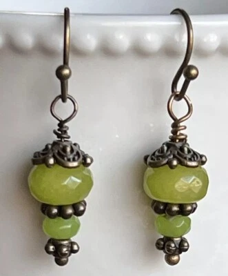 Pendientes colgantes pequeños grabados de bronce y peridoto verde manzana ábaco. Foto 1 de 4