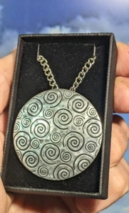St. Justin Zinn keltische mystische Spirale 44mm Anhänger in Geschenkbox. 50 cm Kette - Bild 1 von 9