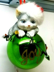 4 Zoll Katze liegend auf grünem Kunststoffball Ornament mit Freude darauf geschrieben. (D9) - Bild 1 von 4
