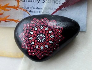Mittlerer handbemalter Alchemy ROOT Chakra Stein mit rotem Stern Mandala Design - Bild 1 von 4