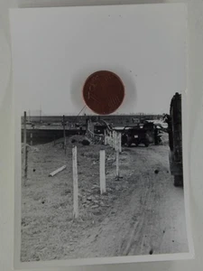 Foto wohl  Holland Niederlande Wehrmacht fährt über Notbrücke Fahrzeuge - Bild 1 von 2