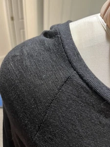 T-shirt COS nera leggera lana merino manica lunga taglia M NUOVA - Foto 1 di 4
