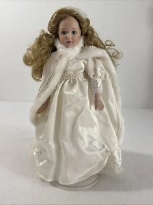 Bambola porcellana Danbury regina delle nevi come nuova anni 80 vintage vestito bianco e mantello - Foto 1 di 10