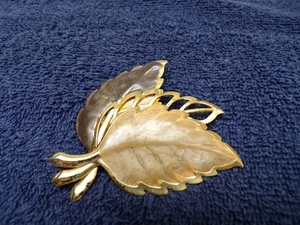 SCHÖNE VINTAGE BROSCHE GESTAPELT BLATT EMAILLIERT GOLDFARBEN METALL - Bild 1 von 5