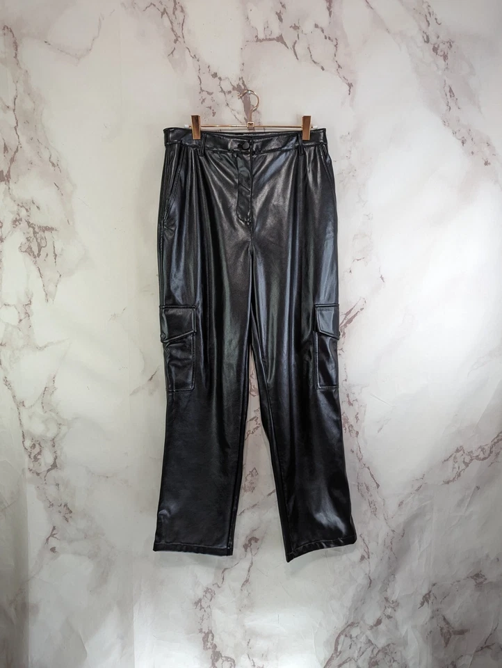 Calça Bailey 44 Feminina 6 Preta Couro Vegano Falso Cintura Alta Reta Carga Crop  - Imagem 1 de 4