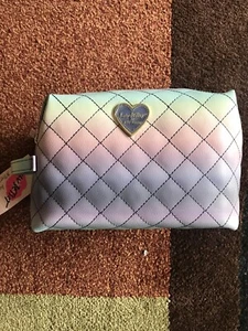 LUV BETSEY por BETSEY JOHNSON PAN COSMÉTICO CON ASA NUEVO CON ETIQUETAS - Imagen 1 de 9
