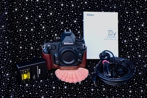 CLASSIC NIKON DF DIGITAL 16.2 MP BLACK BODY (NEAR MINT) WITH HALF CASE - Picture 1 of 9