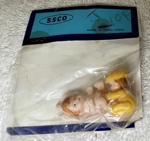Vintage Puppe Babys Kunststoff ungeöffnet SSCO 1"" groß x 0,5"" breit. 2 Babys - Bild 1 von 4